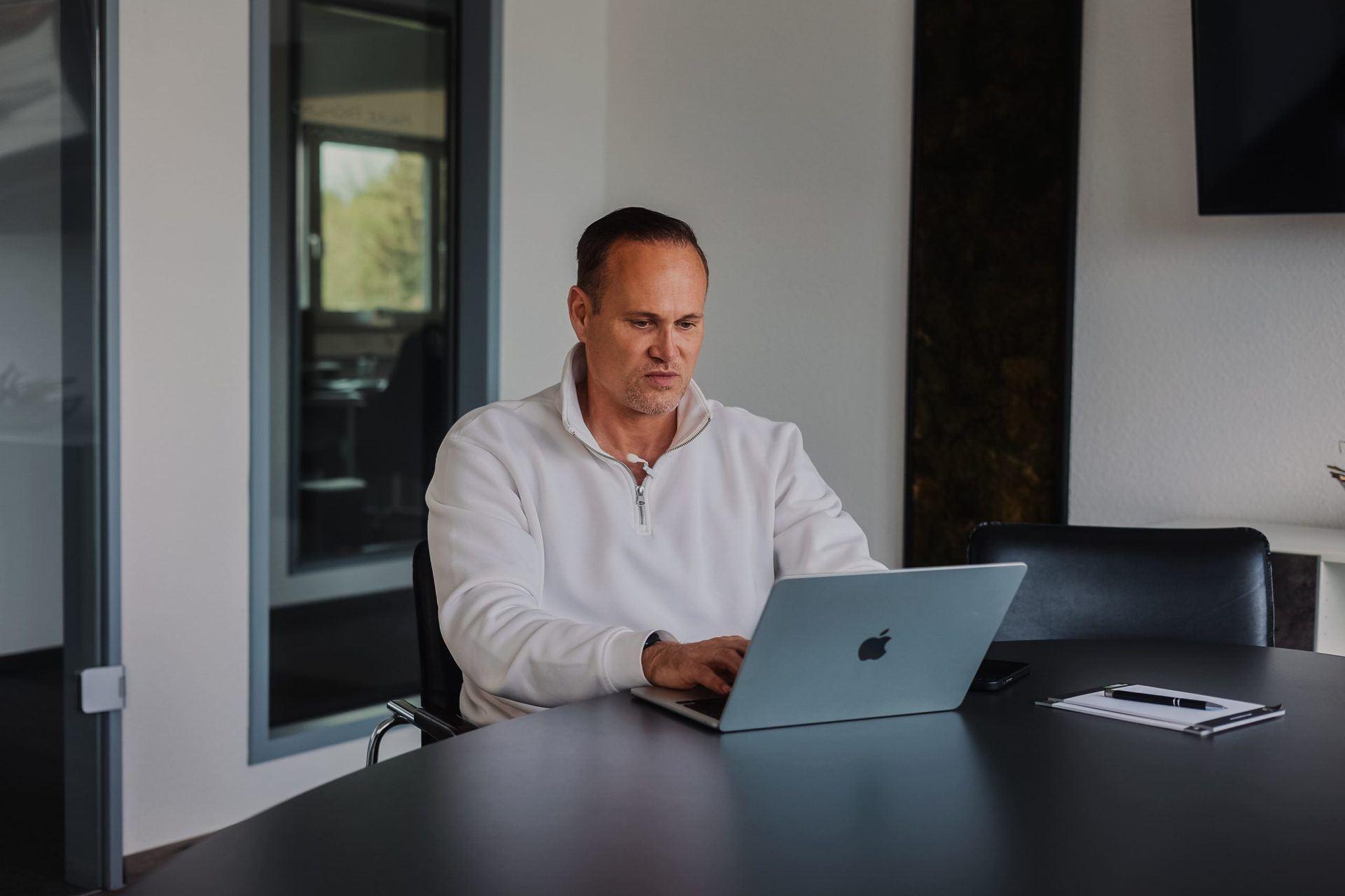 Michael Mäder arbeitet am Laptop